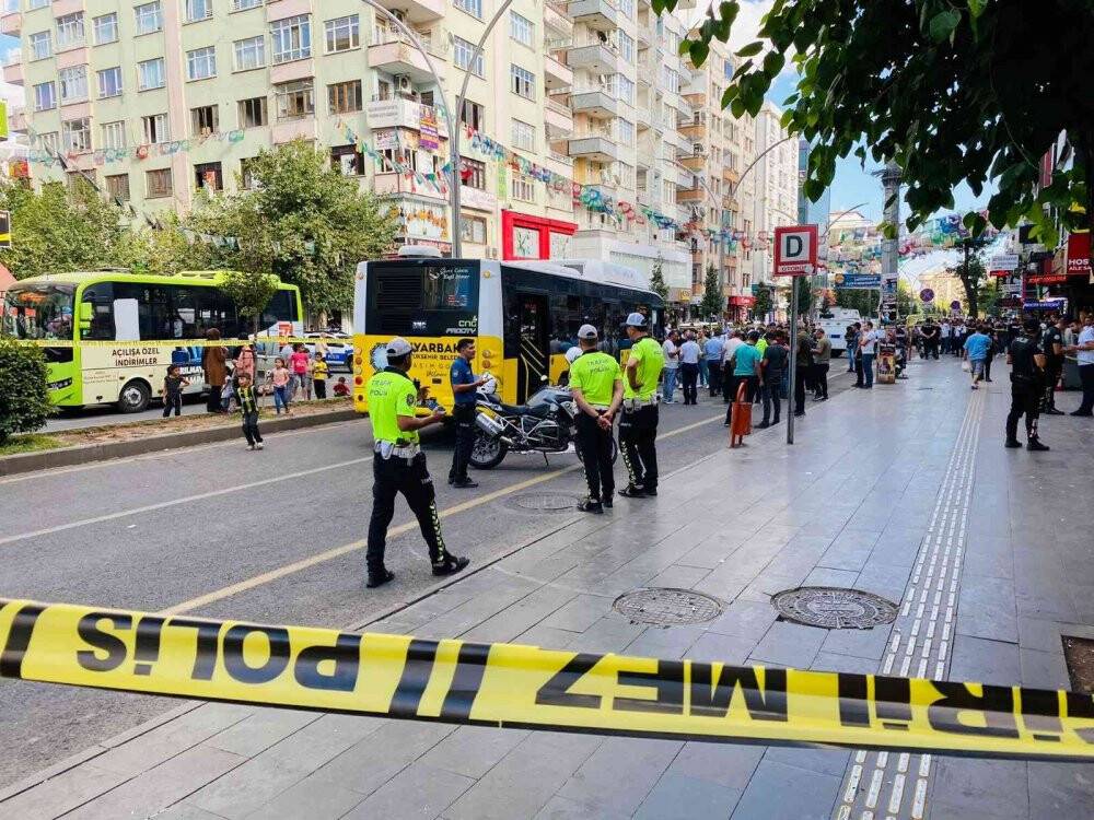 Otobüsün kapısına üstü sıkışan kadın canından oldu