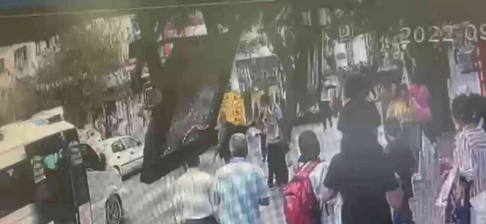 Otobüsün kapısına üstü sıkışan kadın canından oldu