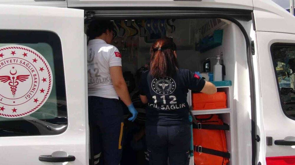 Otomobille çarpışan minibüs devrildi, şans eseri yaralanan olmadı