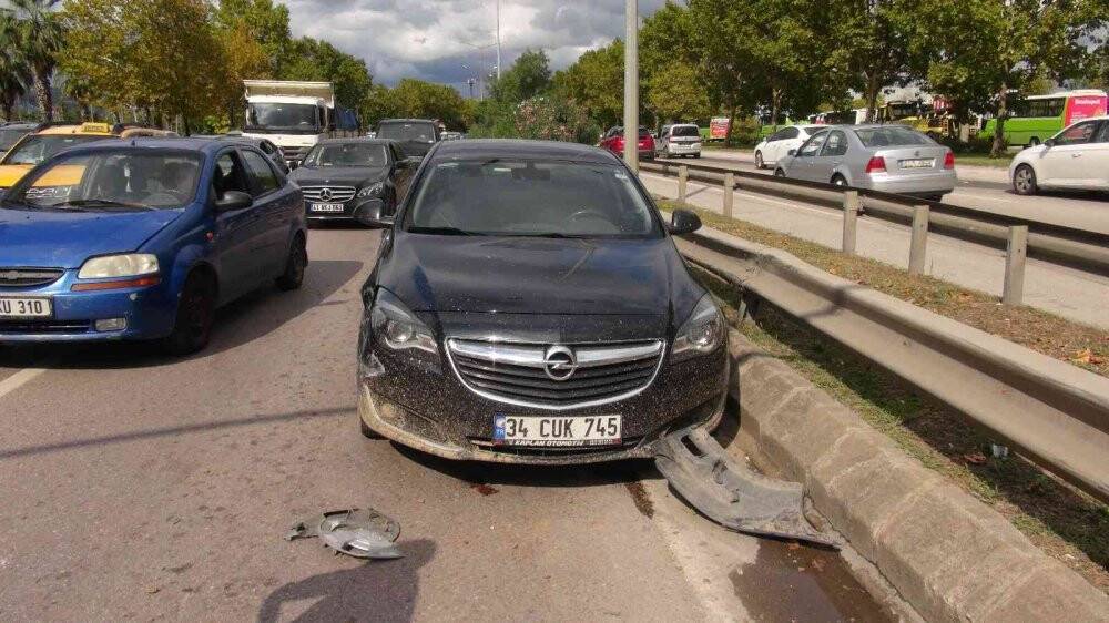 Otomobille çarpışan minibüs devrildi, şans eseri yaralanan olmadı