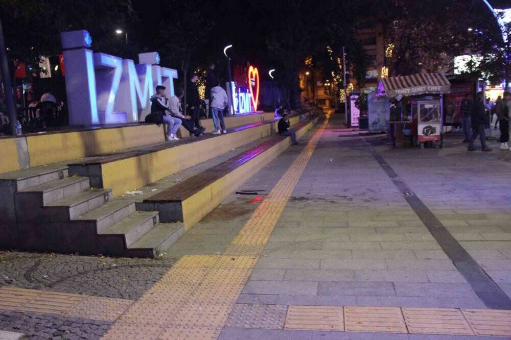 Şehrin göbeğinde onlarca kişi birbirine girdi: 2 yaralı, 4 gözaltı