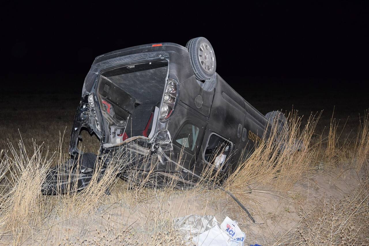 aa-20220924-28977388-28977387-konyada-devrilen-hafif-ticari-aracin-surucusu-yaralandi.jpg