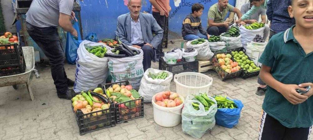 Ağırlığı bir kiloyu aşan dev Sason domatesi tezgahlarda yerini aldı