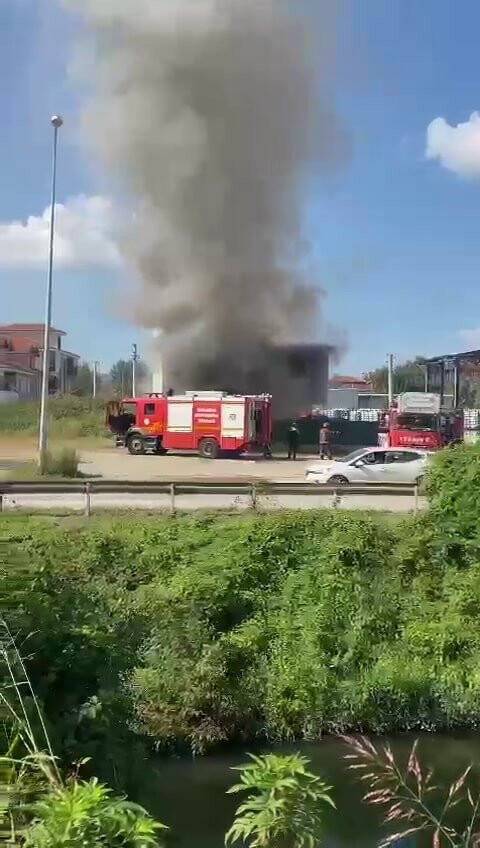 Bahçede çıkan yangın eve sıçradı, itfaiye seferber oldu