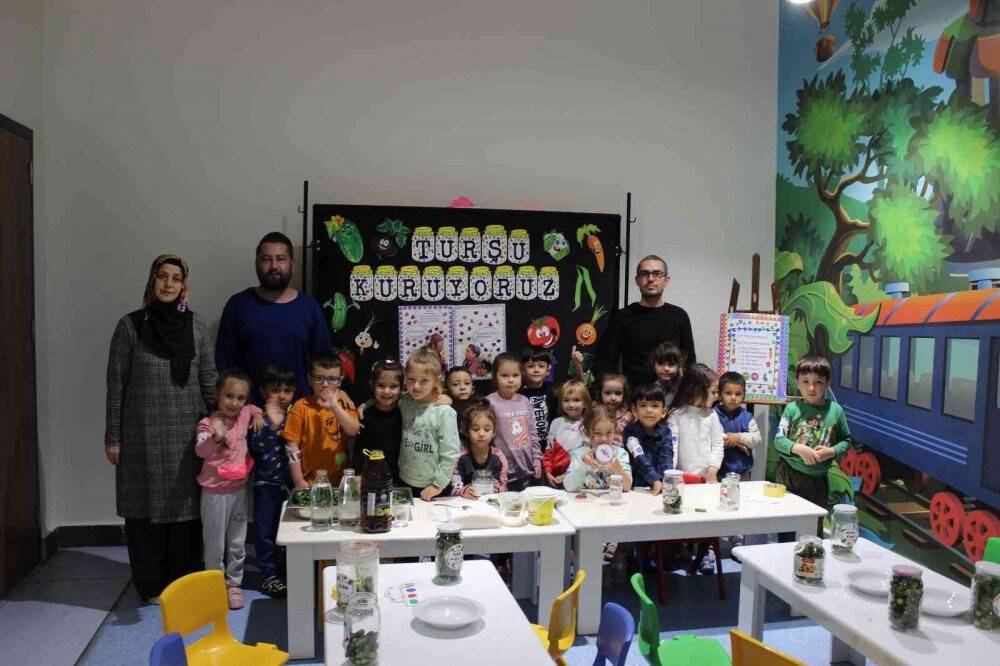 Bakımevinde turşu kurma etkinliği