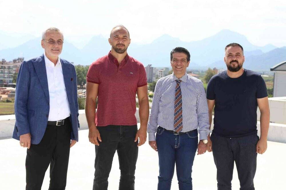 Başpehlivan Ali Gürbüz, Döşemealtı’na transfer oldu