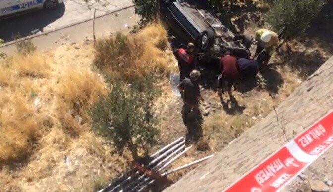 Otomobiliyle yaklaşık 6 metrelik istinat duvarından aşağı düştü