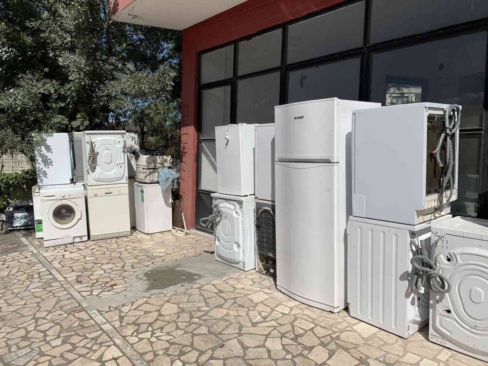 Tamir ettiği çamaşır makinesinden yılan derisi çıktı