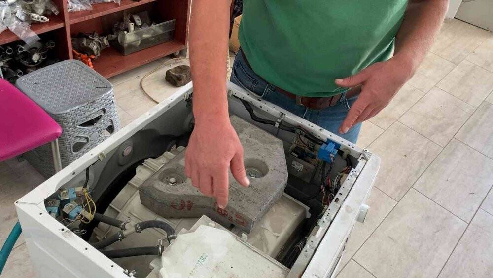 Tamir ettiği çamaşır makinesinden yılan derisi çıktı