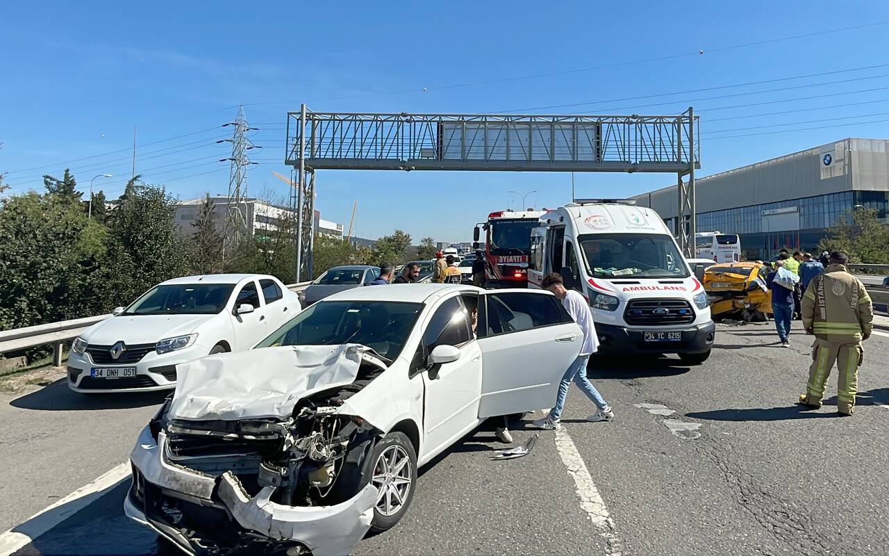 aa-20220925-28986076-28986074-istanbulda-tem-otoyolundaki-zincirleme-kazada-8-kisi-yaralandi.jpg