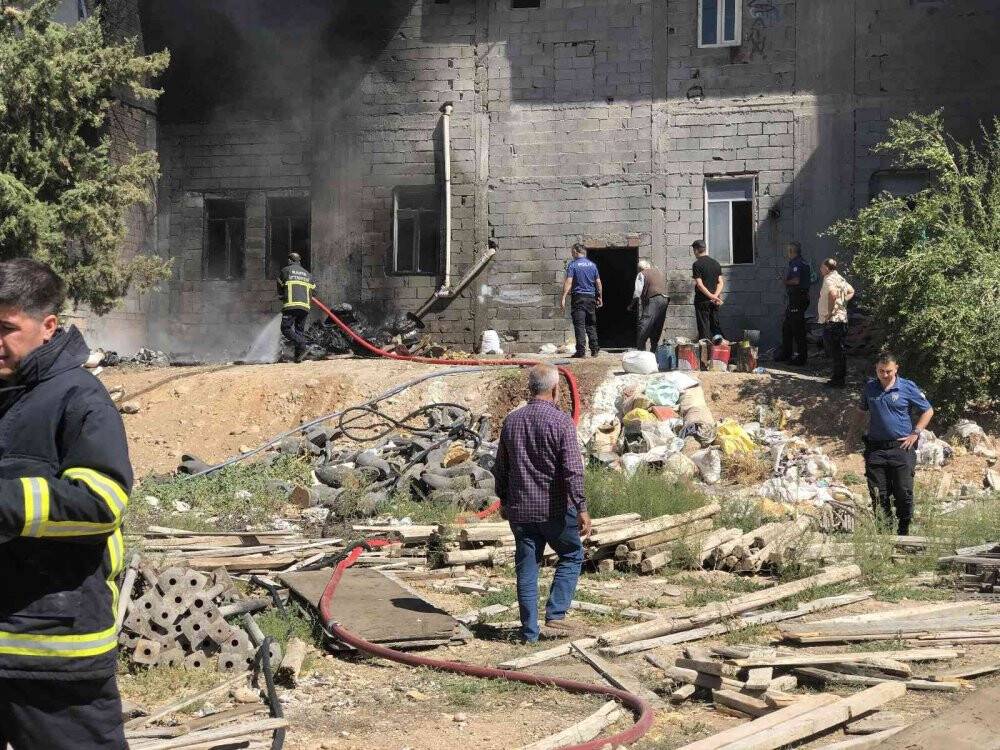 Cansız manken atölyesindeki yangın paniğe neden oldu