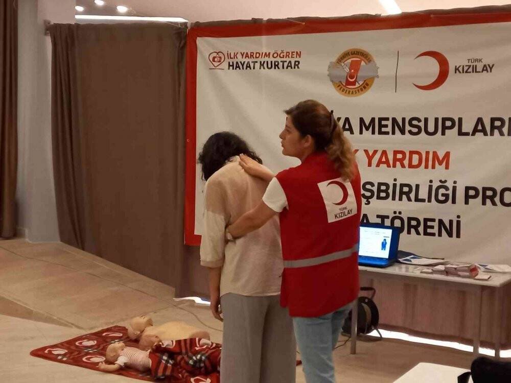 Kızılay’dan gazetecilere ilk yardım eğitimi