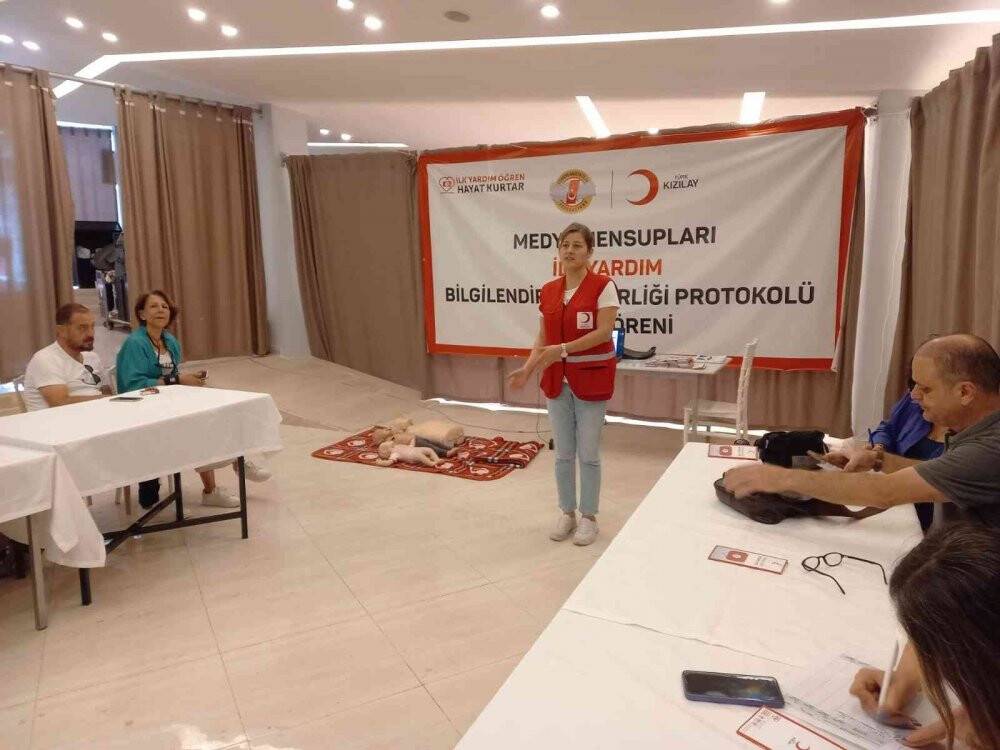 Kızılay’dan gazetecilere ilk yardım eğitimi