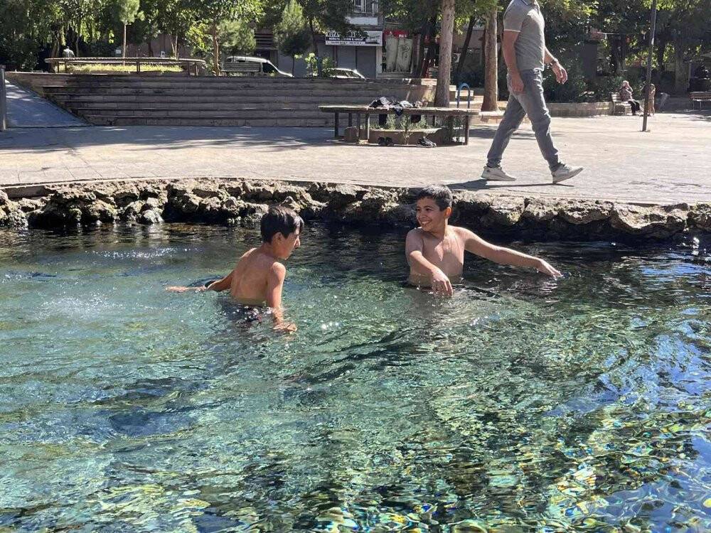 Okulların açılmasına rağmen çocuklar Anzele suyunda yüzmekten vazgeçmedi