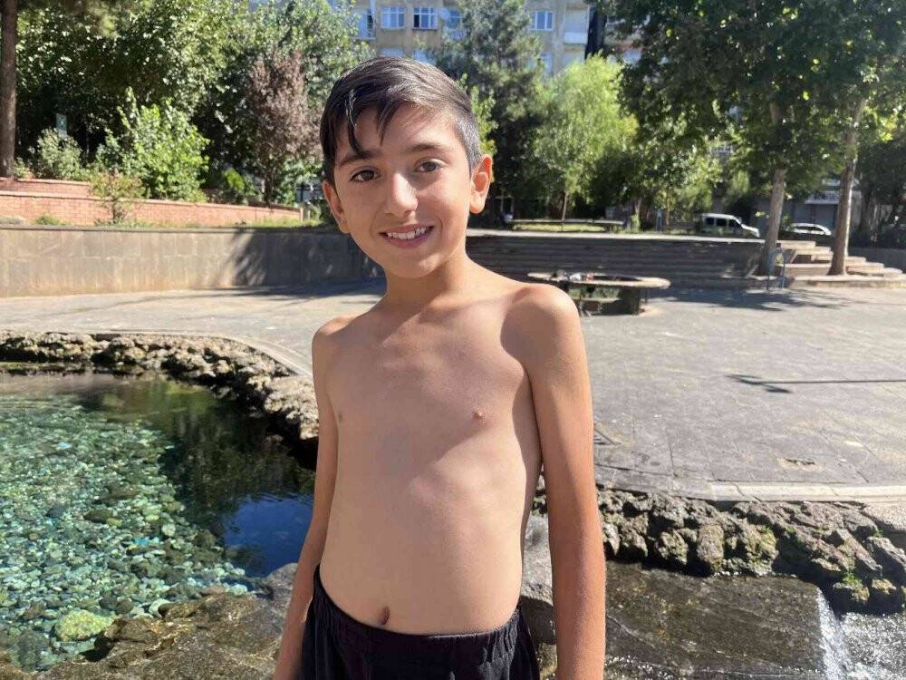 Okulların açılmasına rağmen çocuklar Anzele suyunda yüzmekten vazgeçmedi