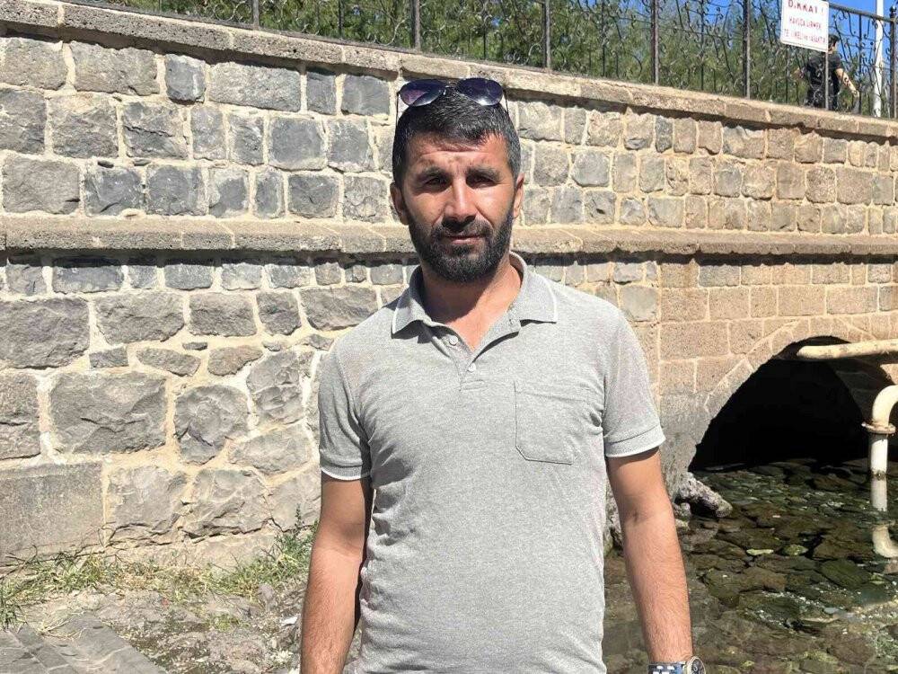 Okulların açılmasına rağmen çocuklar Anzele suyunda yüzmekten vazgeçmedi