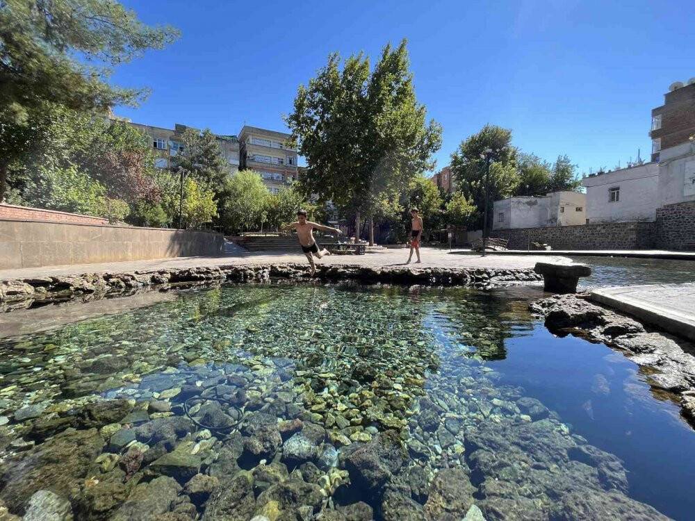 Okulların açılmasına rağmen çocuklar Anzele suyunda yüzmekten vazgeçmedi