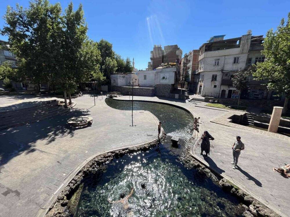 Okulların açılmasına rağmen çocuklar Anzele suyunda yüzmekten vazgeçmedi