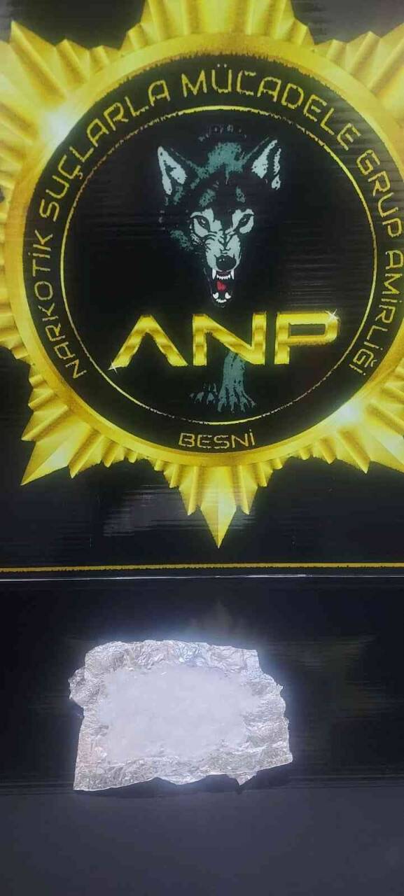 Şüpheli şahısların üzerinden tabanca ve uyuşturucu çıktı