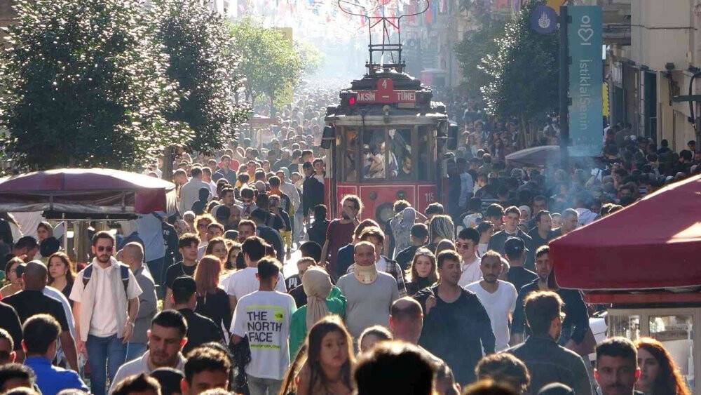 Taksim’de hafta sonu yoğunluğu