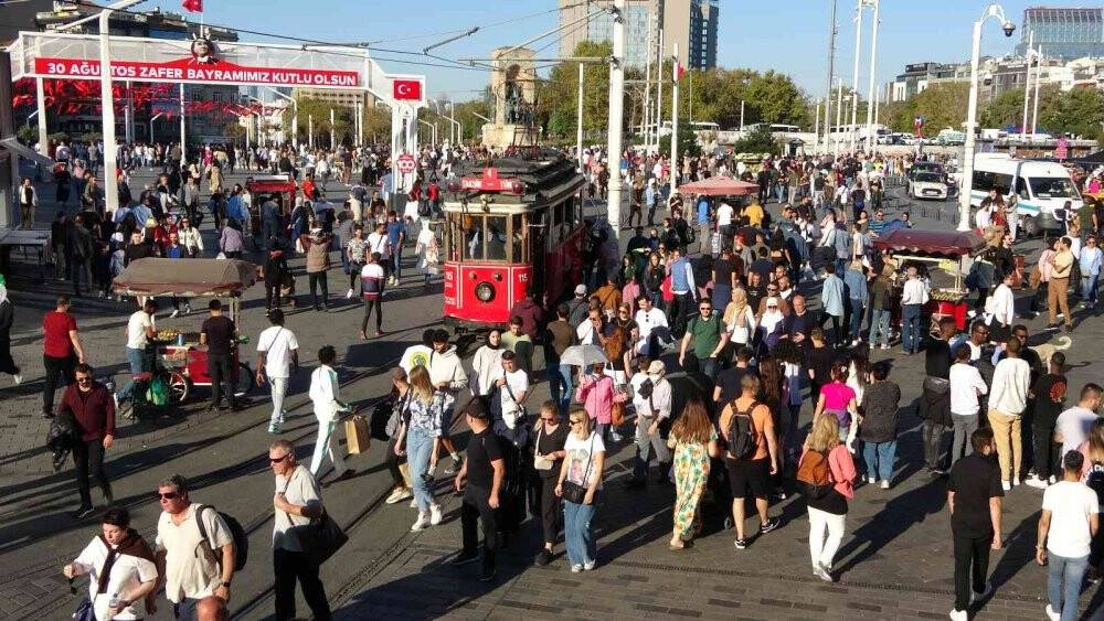 Taksim’de hafta sonu yoğunluğu