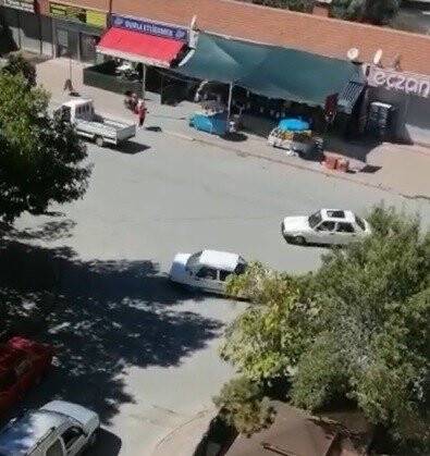 Trafiğe açık alanda iki otomobilin karşılıklı drift terörü