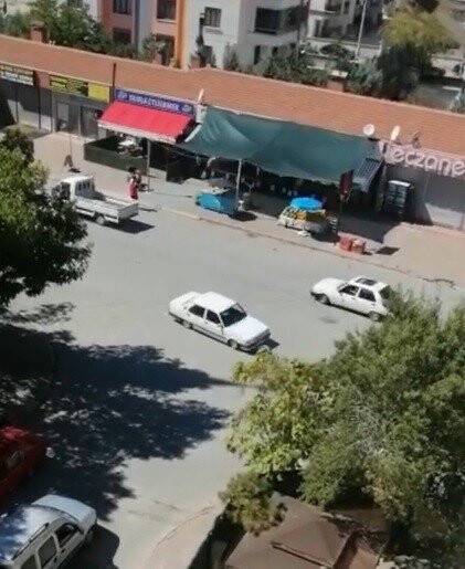 Trafiğe açık alanda iki otomobilin karşılıklı drift terörü