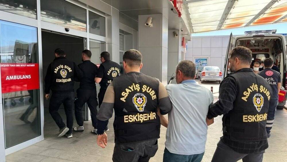 2 akrabasını öldürdüğü iddia edilen 3 şüpheli sağlık kontrolünden geçirildi