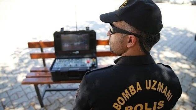 Bomba imha uzmanı polisler cesaretleriyle göz dolduruyor