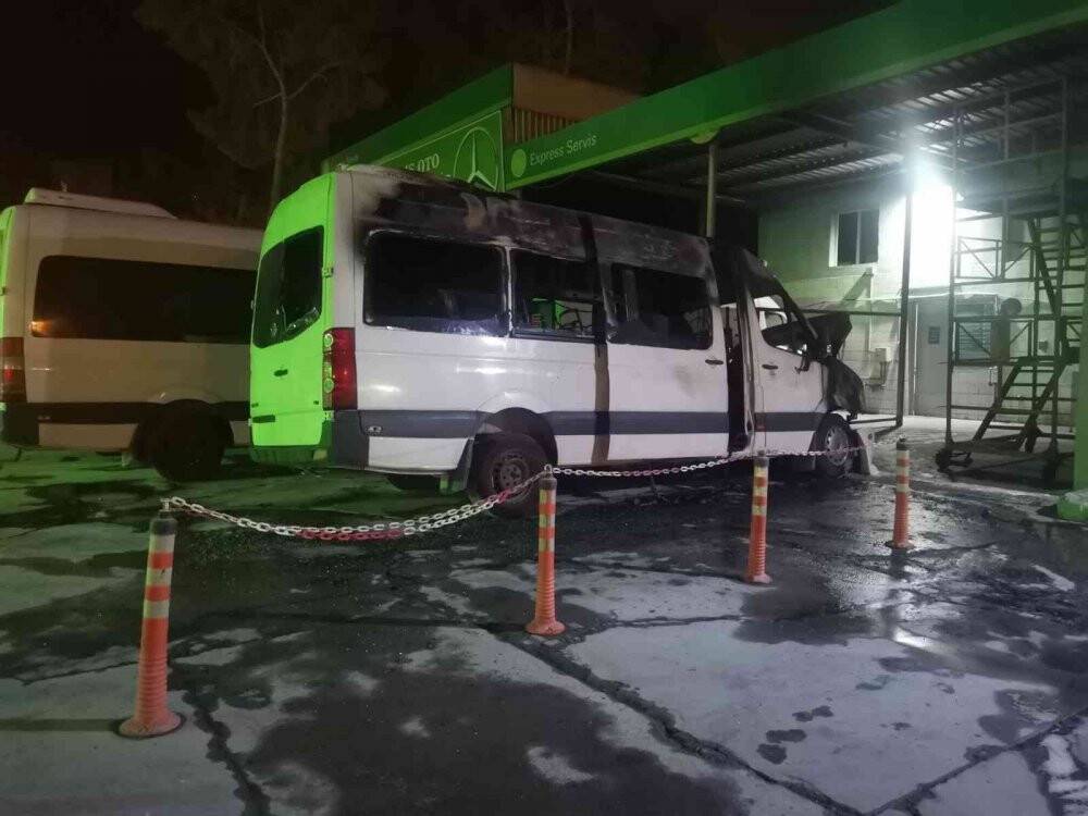 İzmir’de panik anları: Akaryakıt istasyonunun yanında bulunan minibüs alev alev yandı