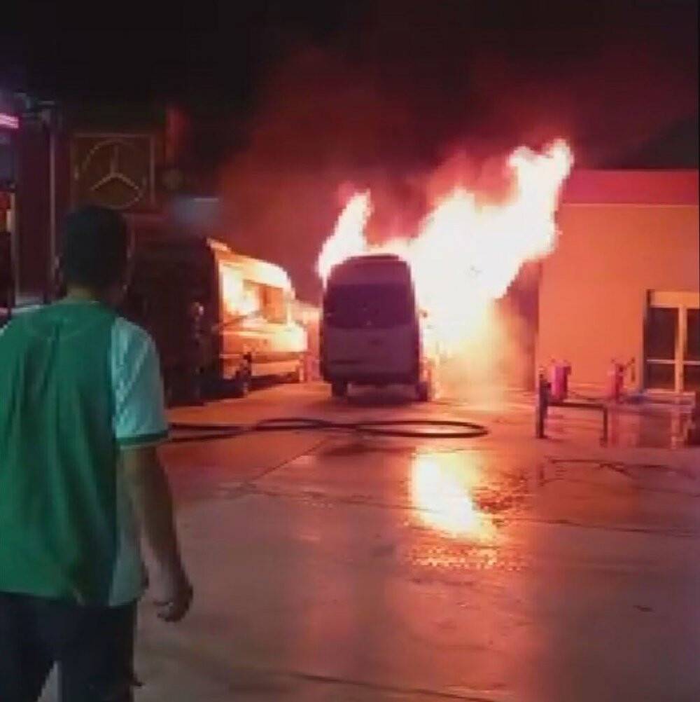 İzmir’de panik anları: Akaryakıt istasyonunun yanında bulunan minibüs alev alev yandı