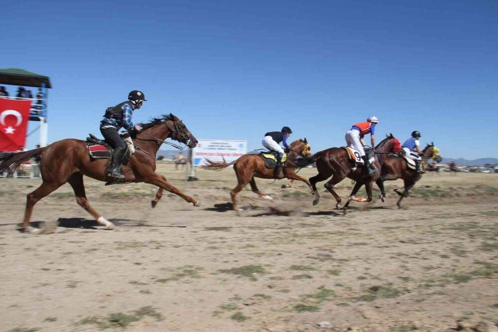 Konya'da at yarışında jokeyini sırtından atan at saatler sonra bulundu