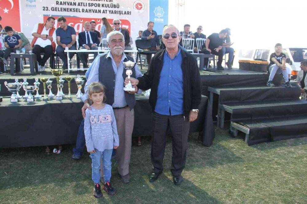 Konya'da at yarışında jokeyini sırtından atan at saatler sonra bulundu