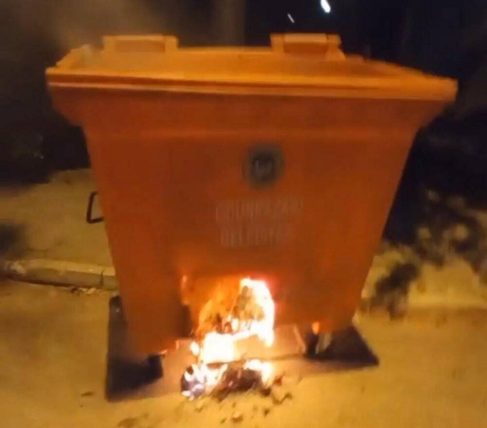 Yanan çöp kutusunu vatandaşlar söndürdü
