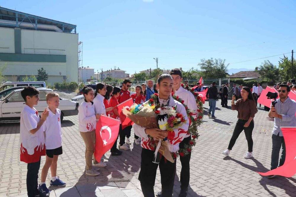 Avrupa şampiyonu Aleyna coşku ile karşılandı