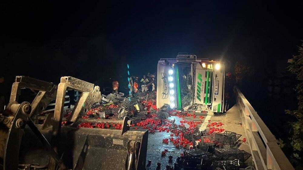 Bursa’da kamyon ile kamyonet çarpıştı: 1 ölü, 6 yaralı