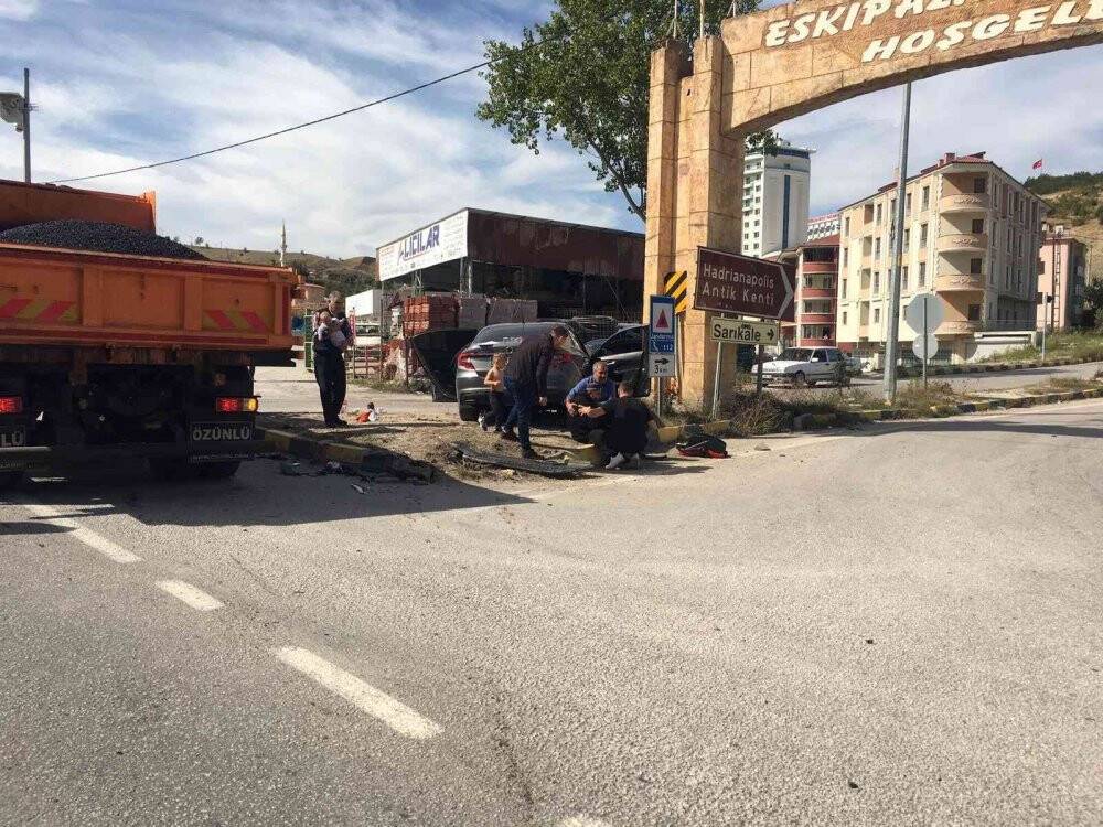 Karabük’te iki otomobil çarpıştı: 1 ölü 6 yaralı