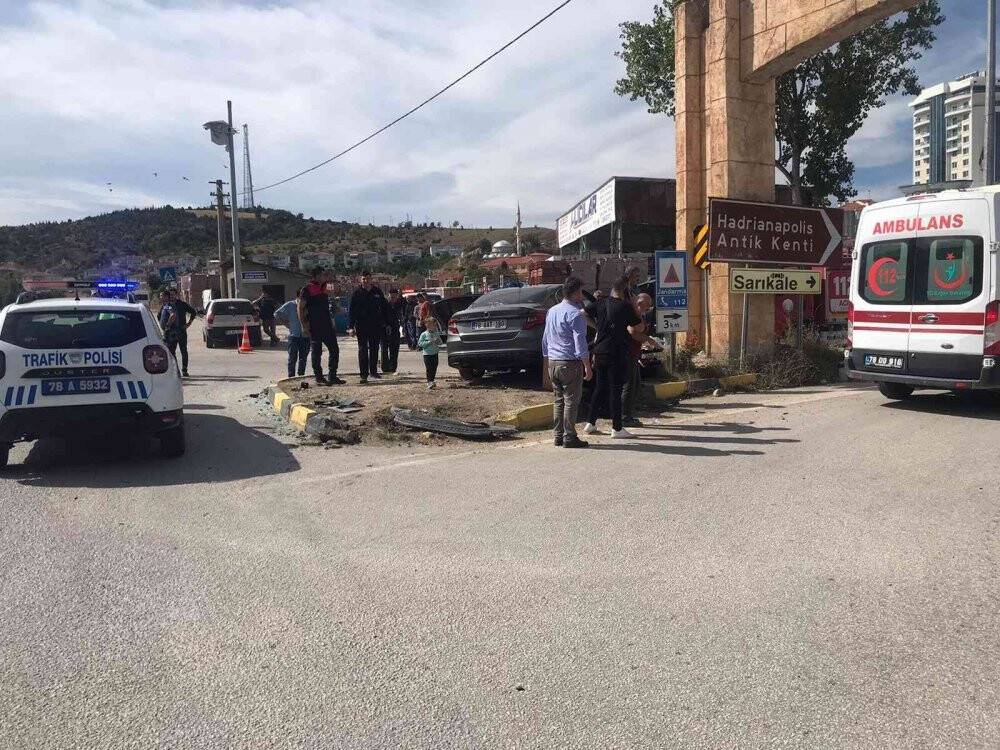 Karabük’te iki otomobil çarpıştı: 1 ölü 6 yaralı