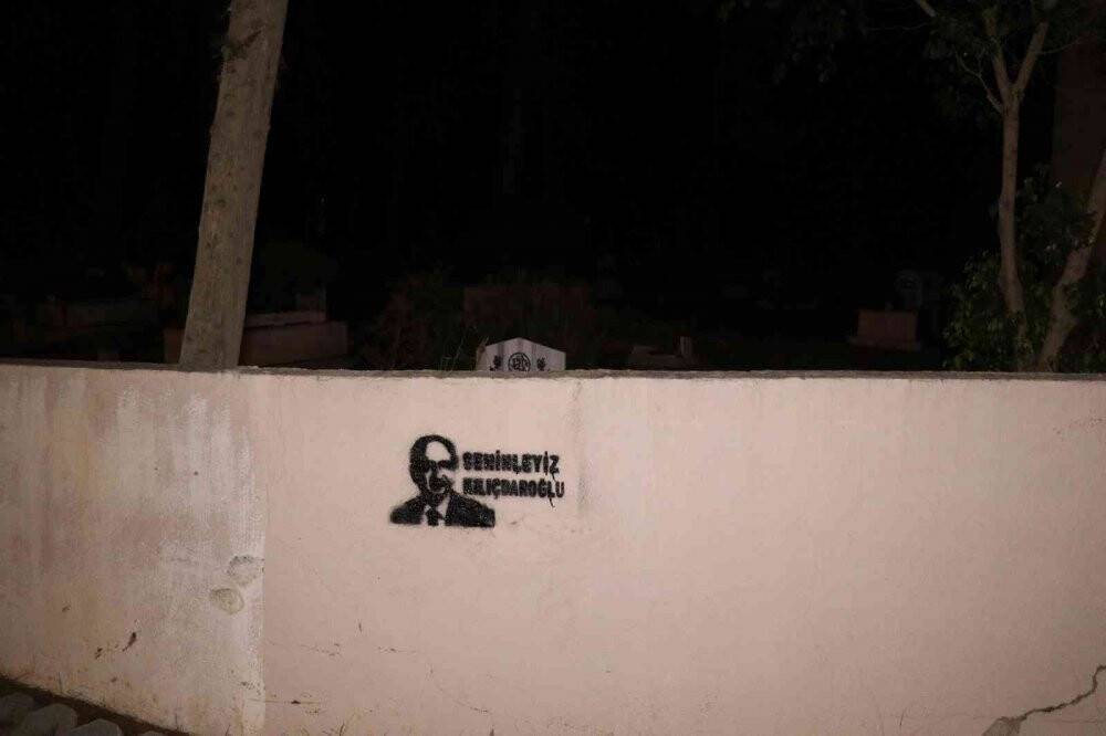 Mezarlık duvarına ‘Seninleyiz Kılıçdaroğlu’ yazılı şablon basıldı