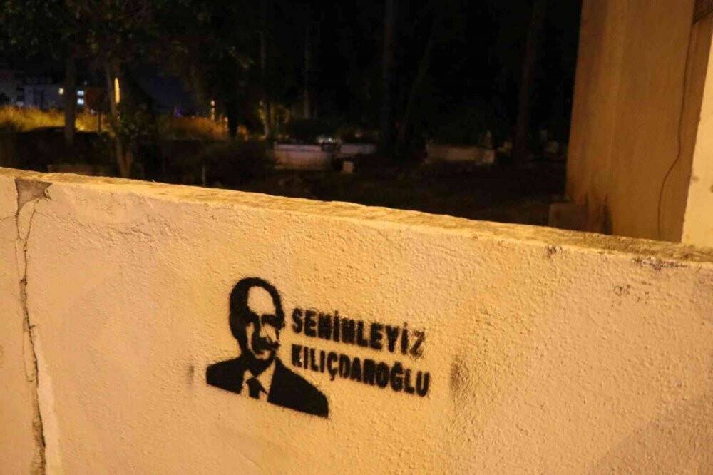 Mezarlık duvarına ‘Seninleyiz Kılıçdaroğlu’ yazılı şablon basıldı