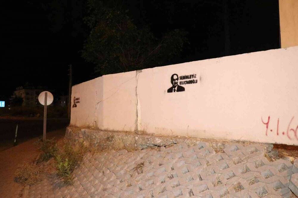 Mezarlık duvarına ‘Seninleyiz Kılıçdaroğlu’ yazılı şablon basıldı