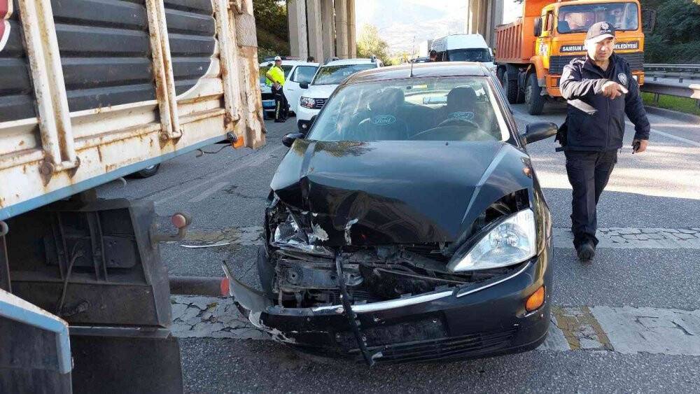 Sağlık çalışanlarının bulunduğu otomobil kamyonla çarpıştı: 2’si hemşire 3 yaralı