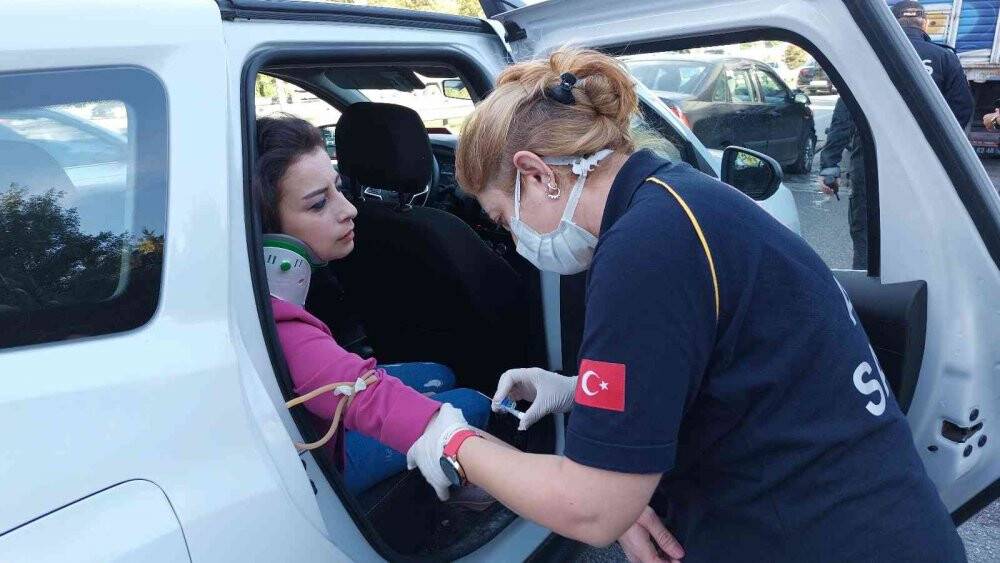 Sağlık çalışanlarının bulunduğu otomobil kamyonla çarpıştı: 2’si hemşire 3 yaralı
