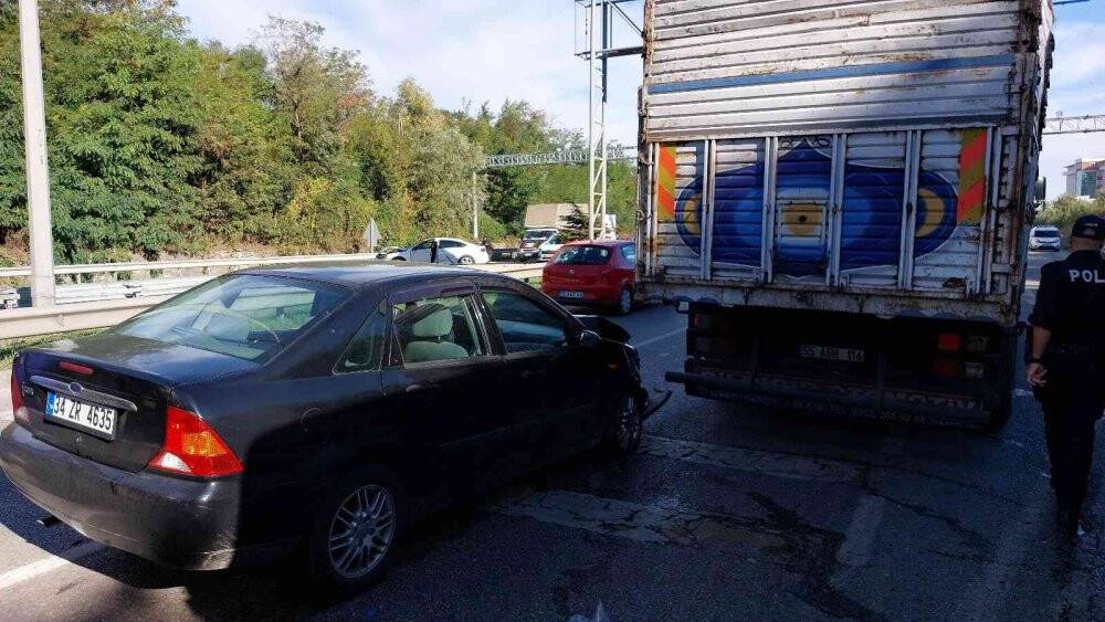 Sağlık çalışanlarının bulunduğu otomobil kamyonla çarpıştı: 2’si hemşire 3 yaralı