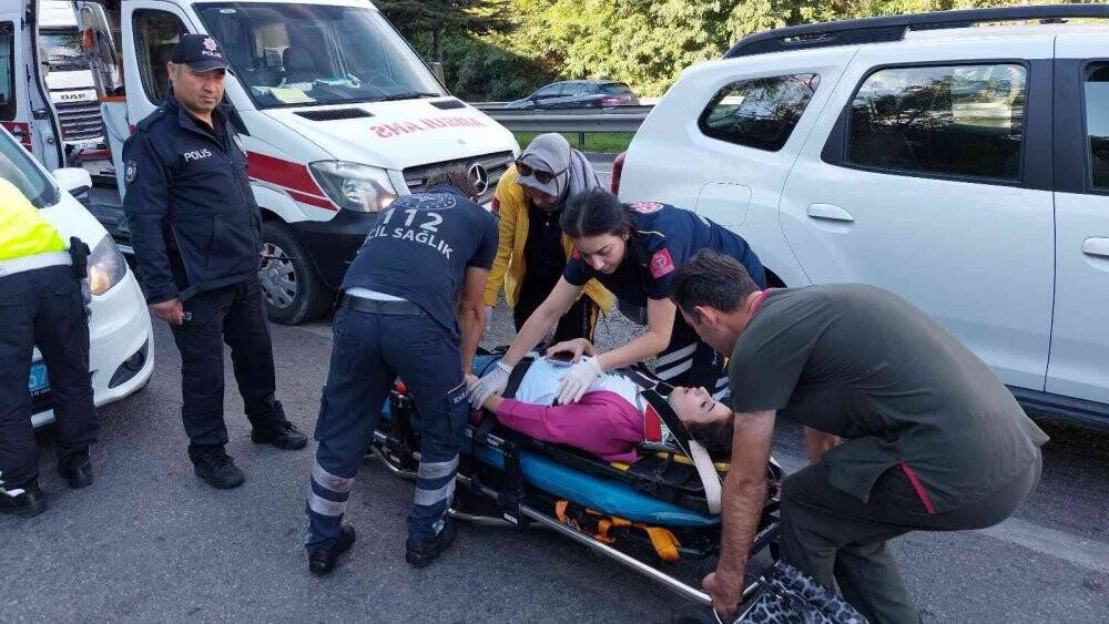 Sağlık çalışanlarının bulunduğu otomobil kamyonla çarpıştı: 2’si hemşire 3 yaralı