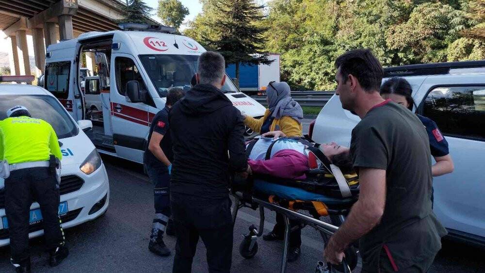 Sağlık çalışanlarının bulunduğu otomobil kamyonla çarpıştı: 2’si hemşire 3 yaralı