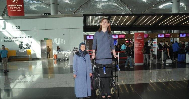 752x395-dunyanin-en-uzun-boylu-kadini-ilk-kez-ucaga-bindi-1664361756232.jpeg