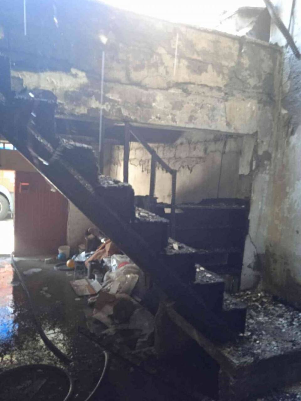 Alevlerin arasında mahsur kalan 4 çocuğu itfaiye kurtardı