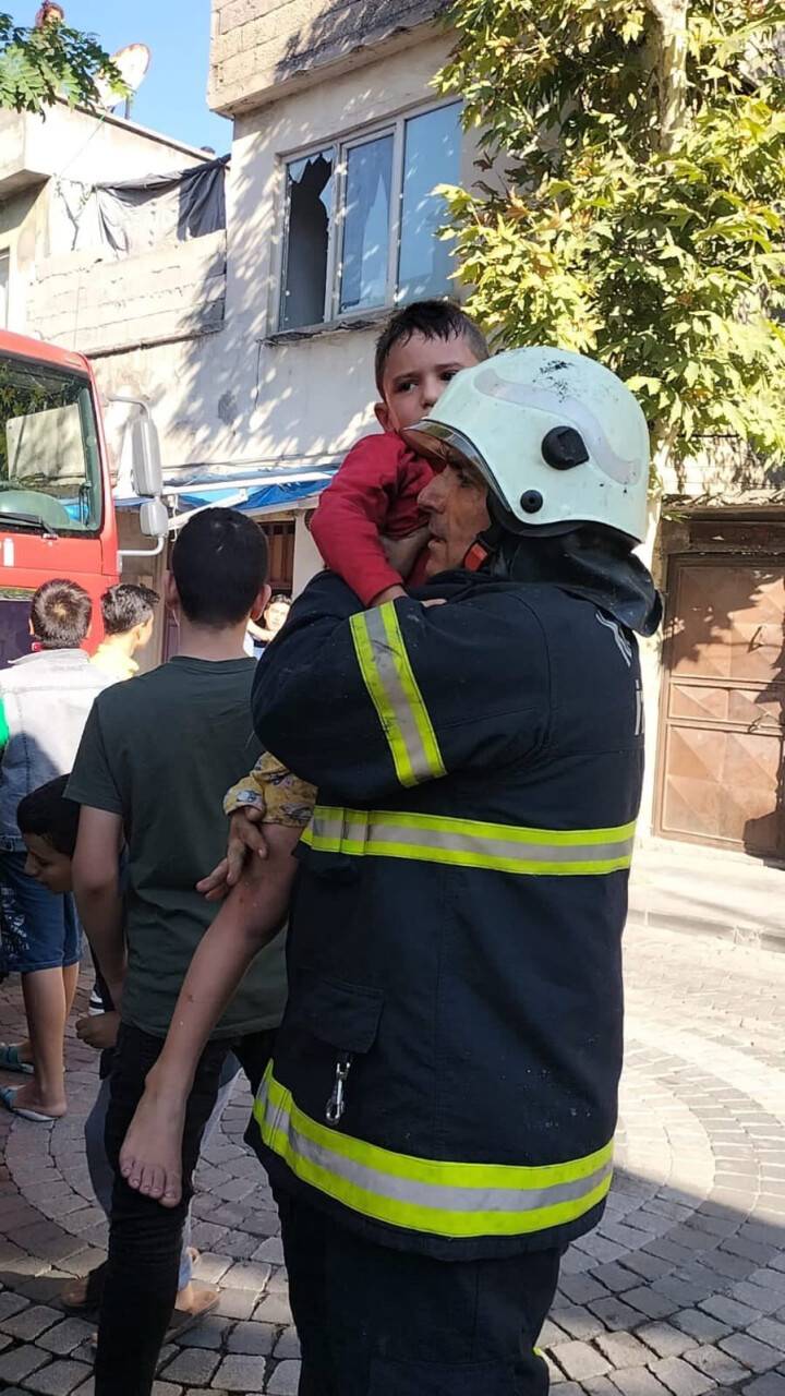 Alevlerin arasında mahsur kalan 4 çocuğu itfaiye kurtardı