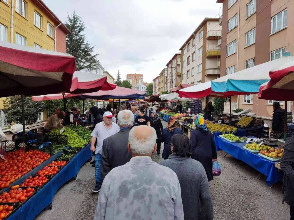 Aniden bastıran yağış pazarda zor anlar yaşattı